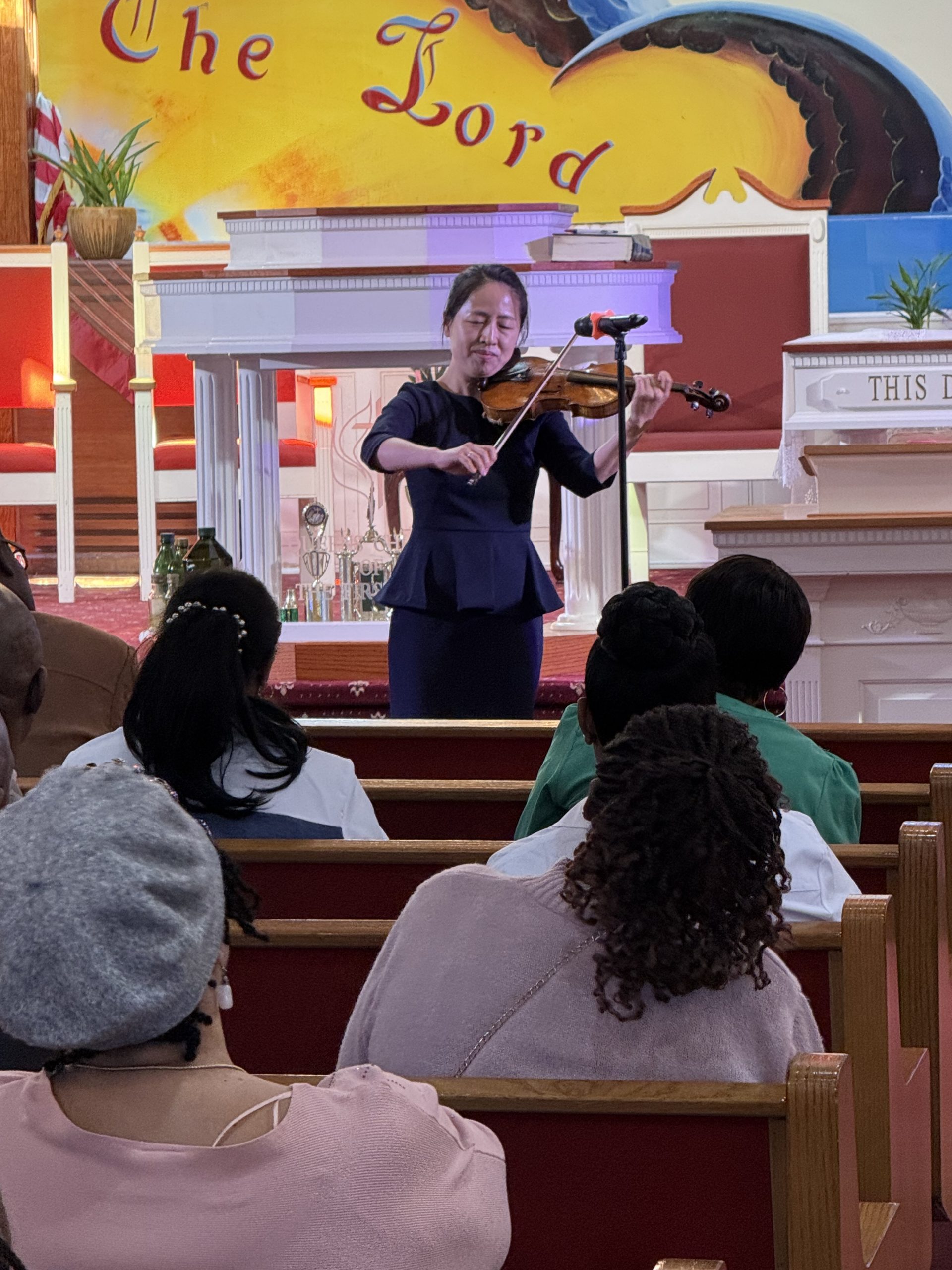 Samonim Remi playing violin in front of NYC congregation